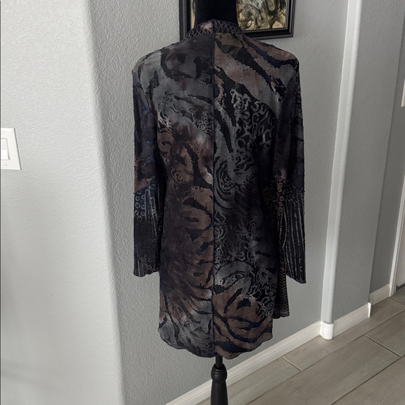 Chic Animal Print Top!! - Picture 3 of 4